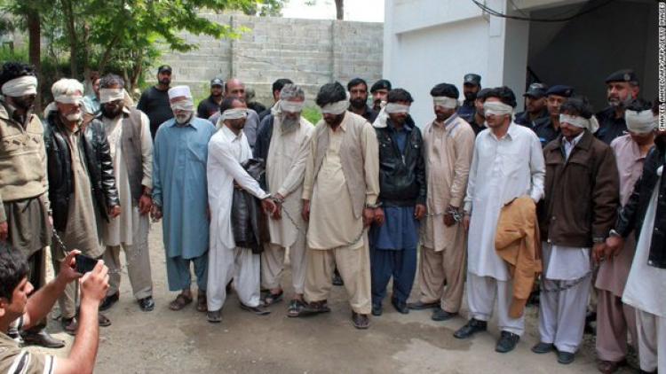 ಗ್ರಾಮದ ಅಭಿಮಾನಕ್ಕೆ ಕಳಂಕ ತಂದಿಟ್ಟಳು ಎಂದು ಆರೋಪಿಸಿ 16 ವರ್ಷದ ಬಾಲಕಿಯನ್ನು ಜೀವಂತ ದಹಿಸಿ ಕೊಂದರು!